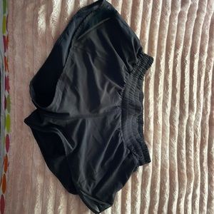 2.5 inch low rise lululemon hotty hot shorts size 6